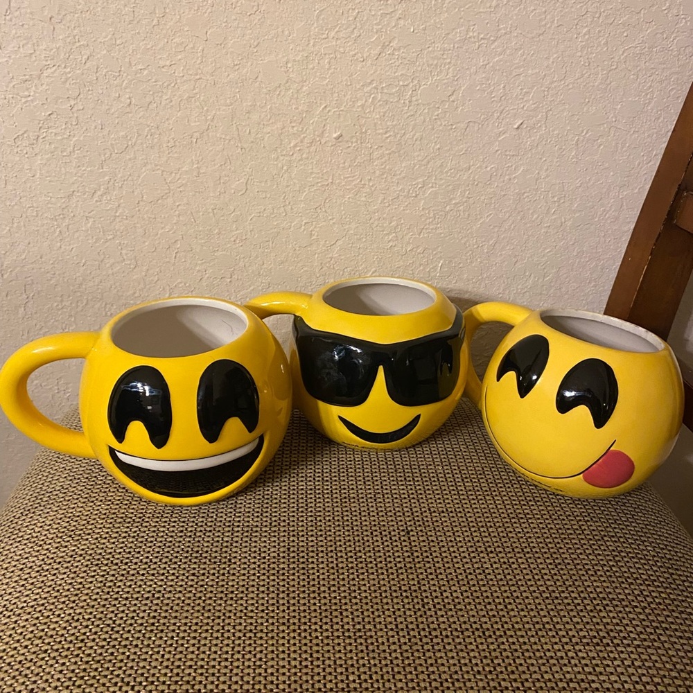 SMILEY MUGS 3pc set 😃 Vintage Large Smiley Face Tongue Mugs Collectible - Picture 2 of 12